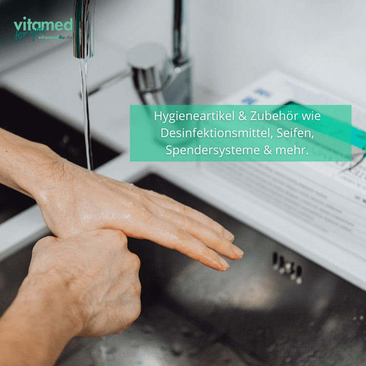 Medizinisches Fachpersonal reinigt sich die Hände unter fließendem Wasser mit den passenden Hygieneartikeln